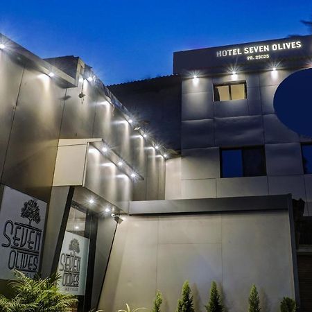 Treebo Trip Seven Olives Andheri Bombaim Exterior foto